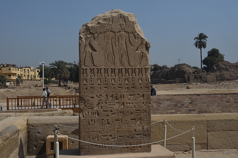 02 MAK_6080.jpg - Sulla sinistra una stele con in alto una scena cerimoniale col faraone Ramses II, in posizione speculare, in presenza di divinità a simboleggiare il suo rapporto diretto con gli dei.
